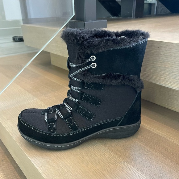 Raquel Short Lace Up Winter Boot in Black *Brand New In Box* - Picture 4 of 9